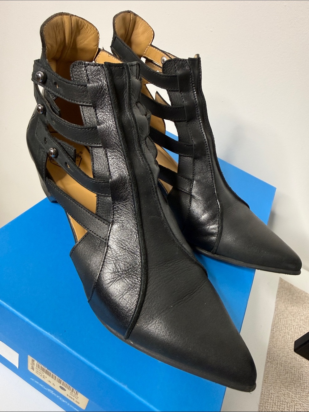 John Fluevog Bekke Black Leather Studded Cutout Ankle Boots 6.5 - Picture 12 of 13